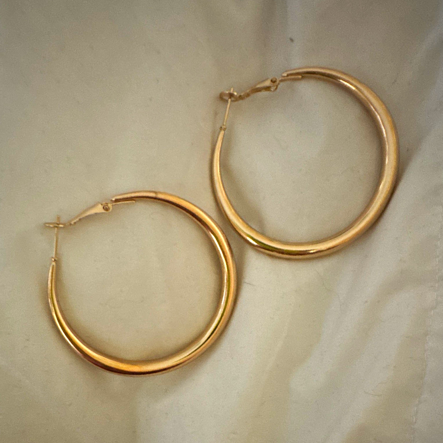 Gold Tone Round Hoop Earrings Latch Back Closure Metal No Stone Lobe