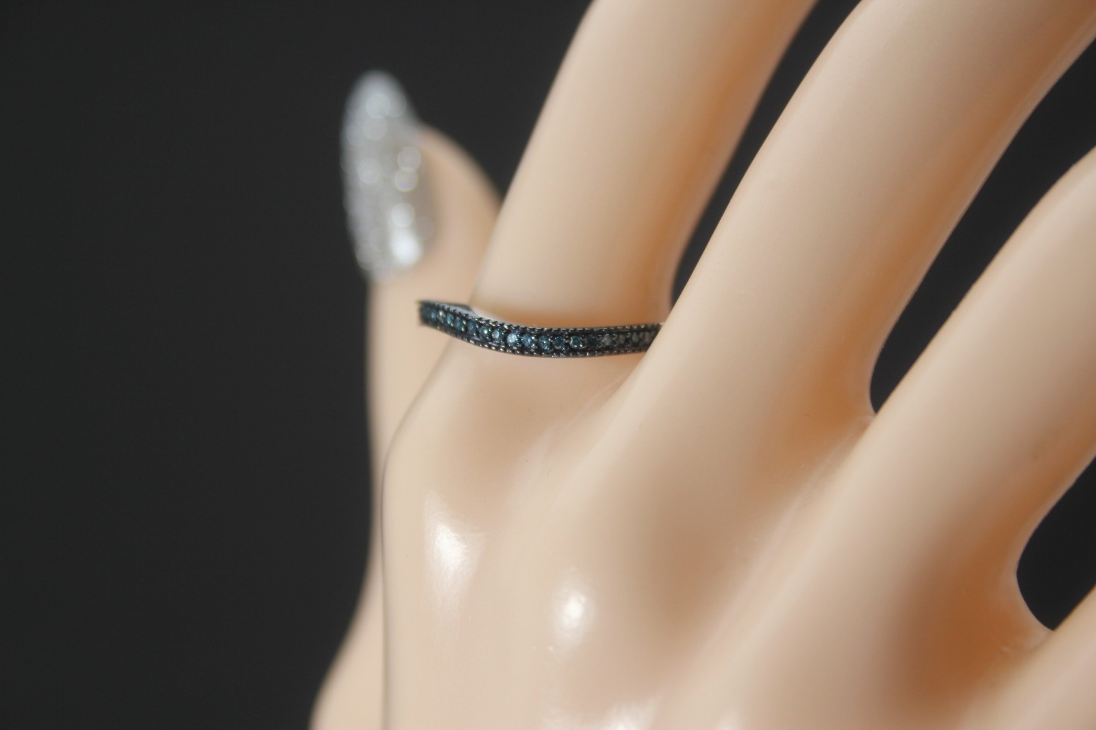 925 Sterling Silver Dark Blue Diamond Chips Size 8 Ring 1.7 Grams (RIN9813)