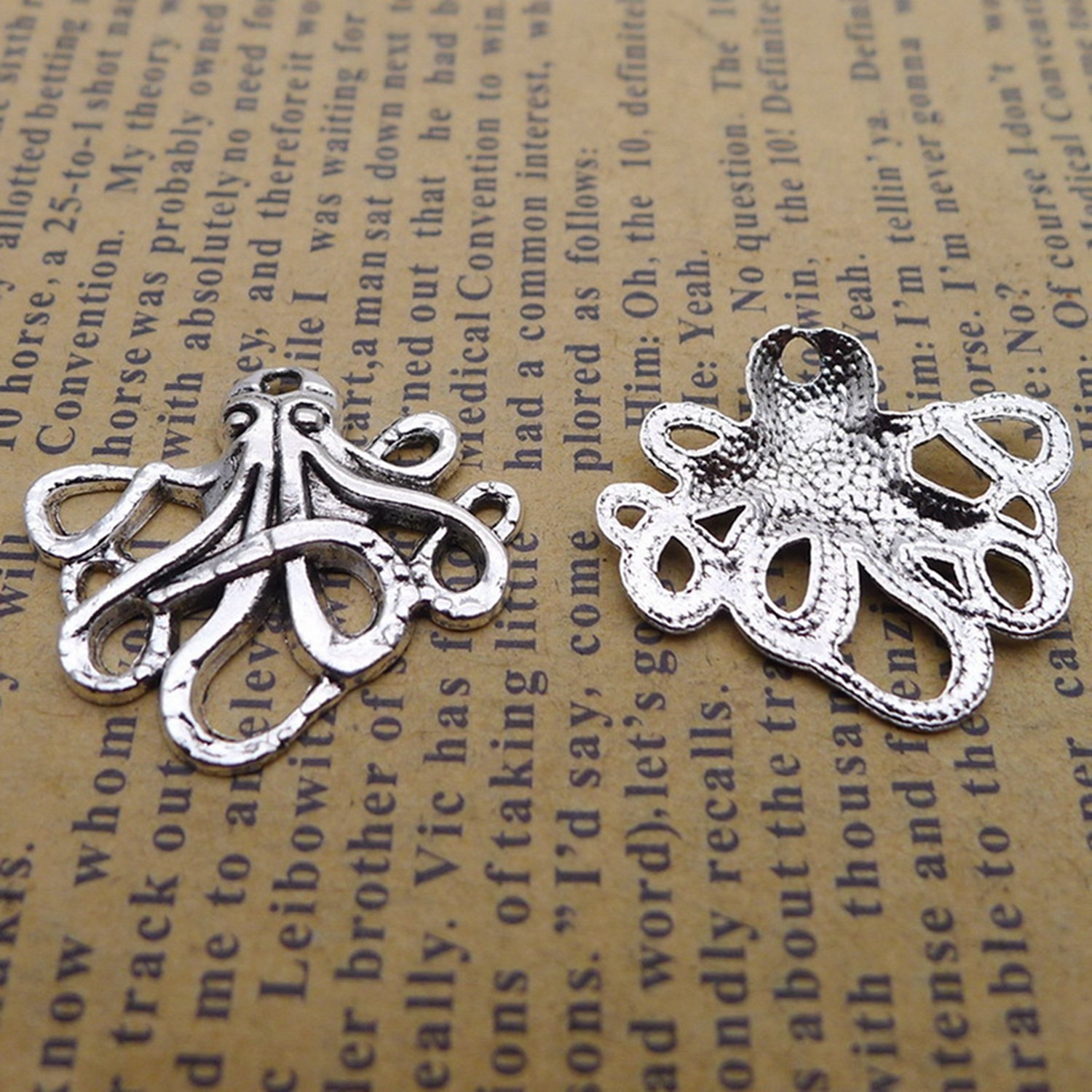 30PCS Antique Silver Tone Metal Octopus Charm Pendant Connector JHS697