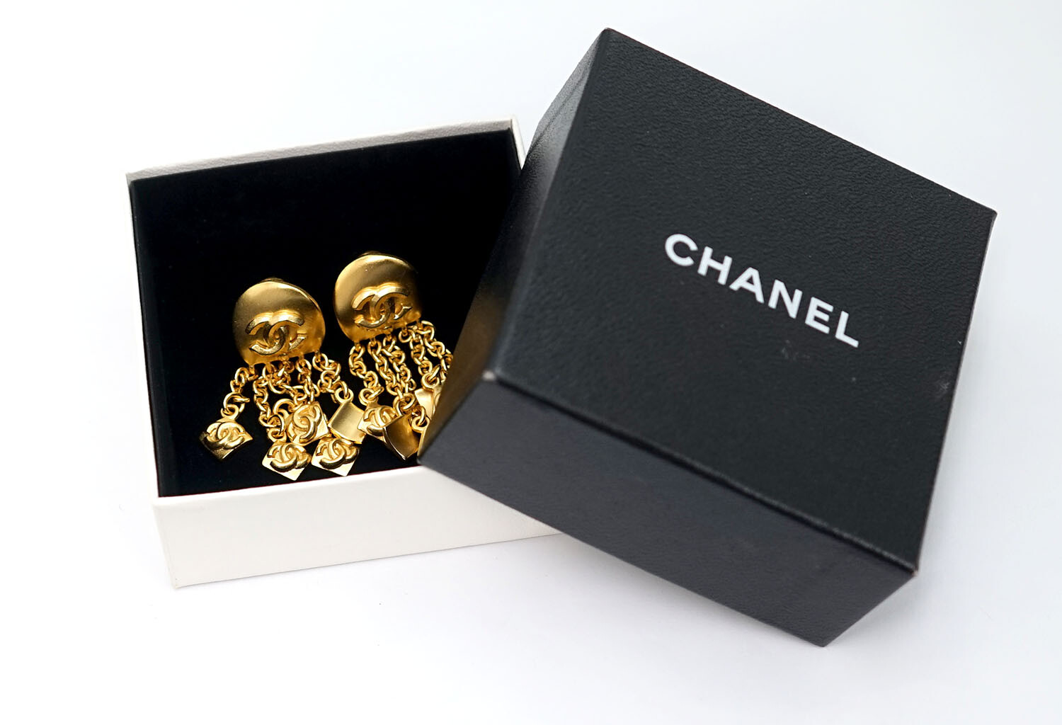 CHANEL CC Logos Fringe Dangle Earrings Gold Tone 96P Auth w/Box #787-32