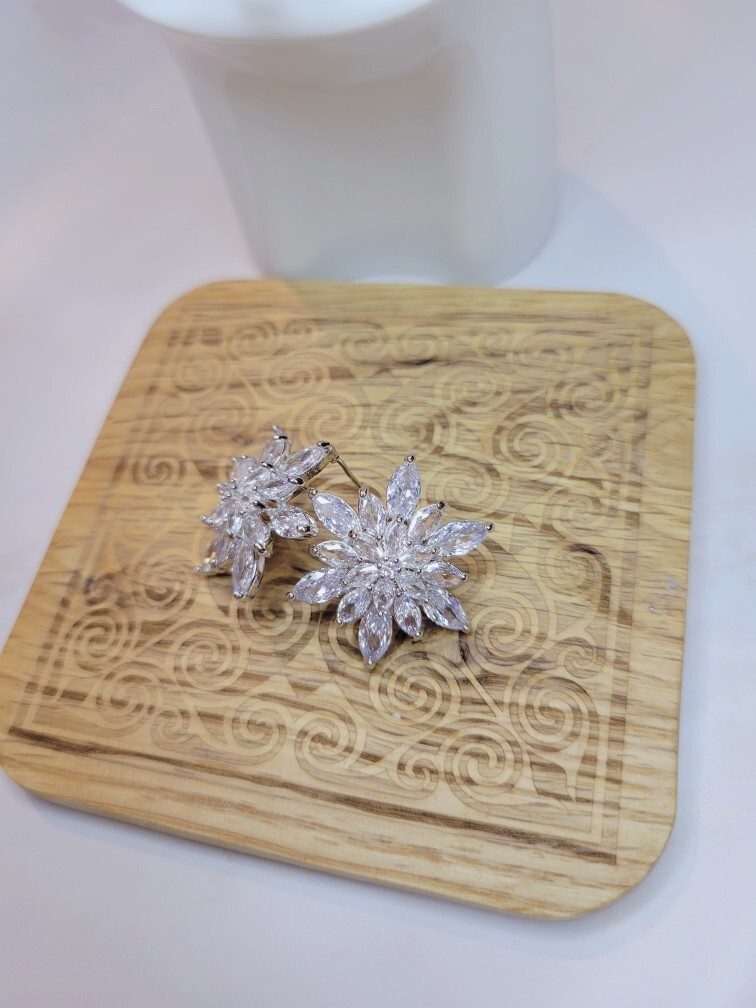 Women’s Unique Fashion Crystal Flower Silver or Gold Statement Stud Earrings
