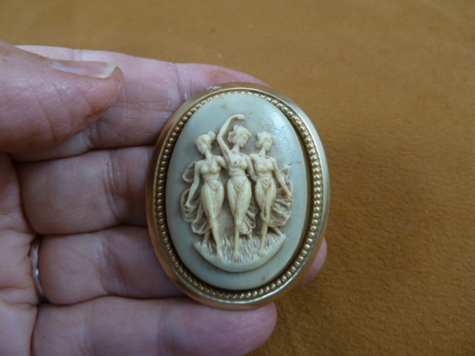 CM70-33 THREE MUSES Graces Women goddesses white gray CAMEO Pin Pendant Jewelry