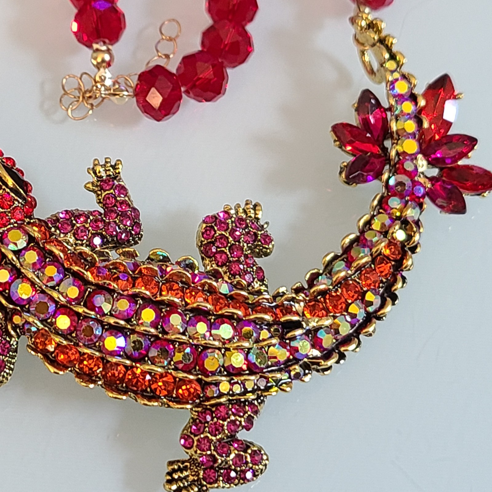 FABULOUS WOWSER STATEMENT NECKLACE COLLAR BIB RED PINK AURORA BOREALIS CROCODILE