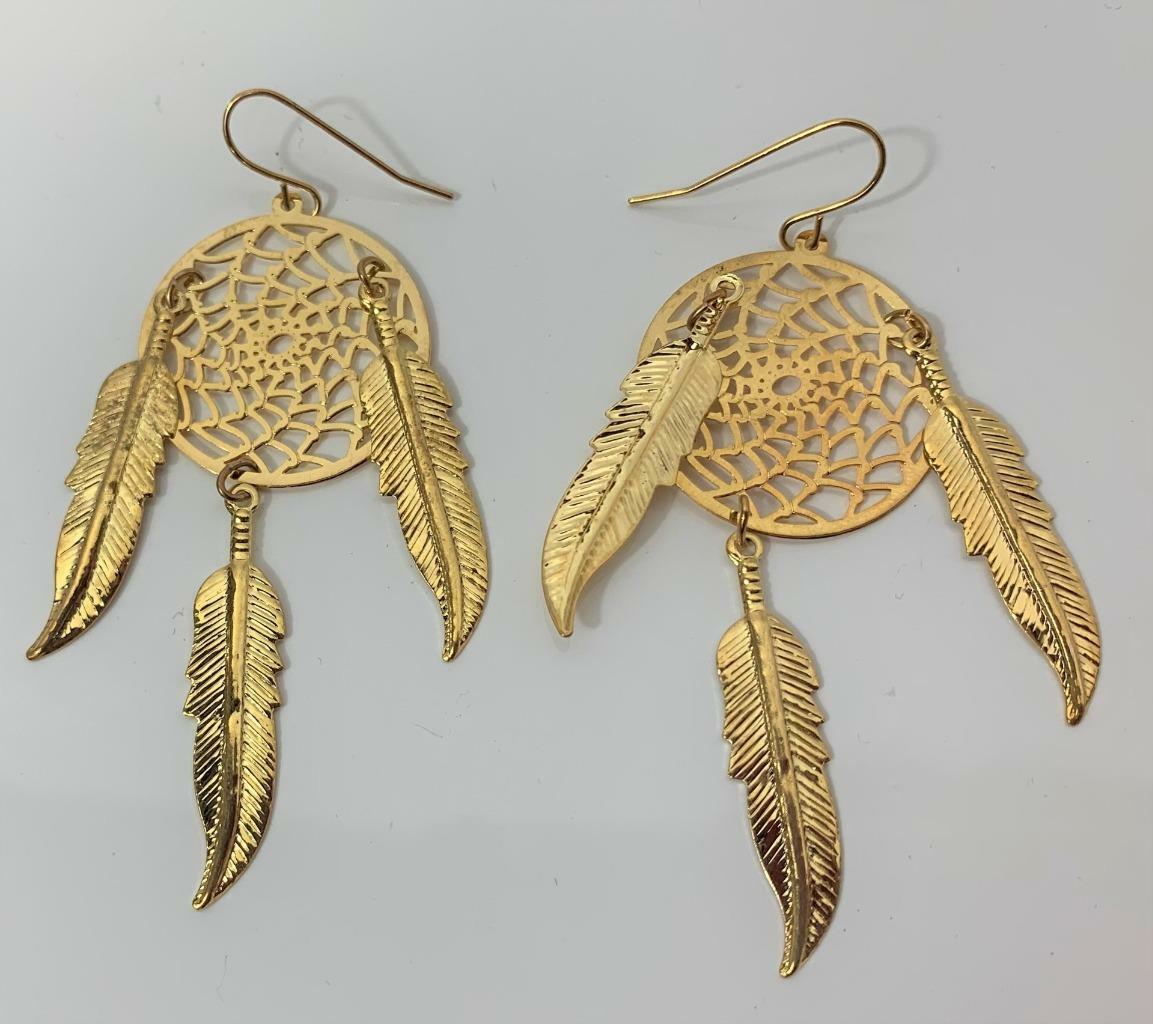 1 PAIR OF 3 INCH METAL DREAM CATCHER GOLD DANGLE EARRINGS WITH FEATHERS