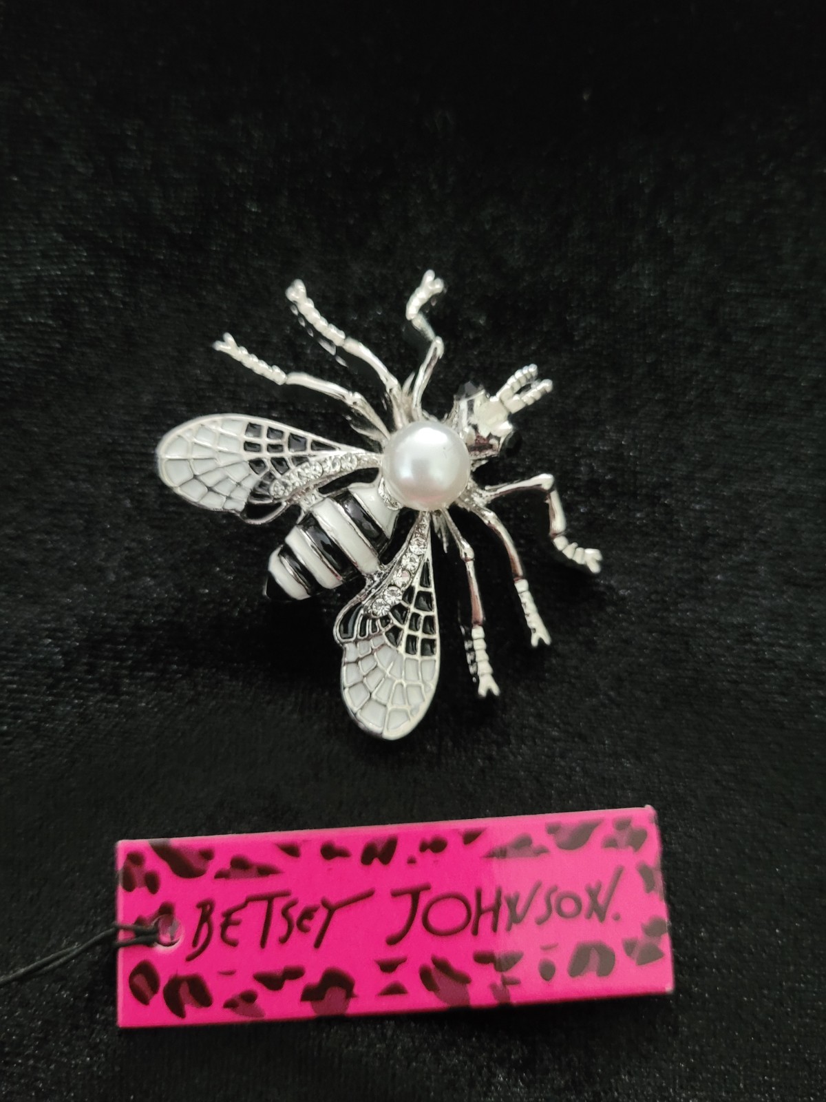 NWT- BETSEY JOHNSON CUTE CRYSTAL PEARL BEE BROOCH. USA SELLER