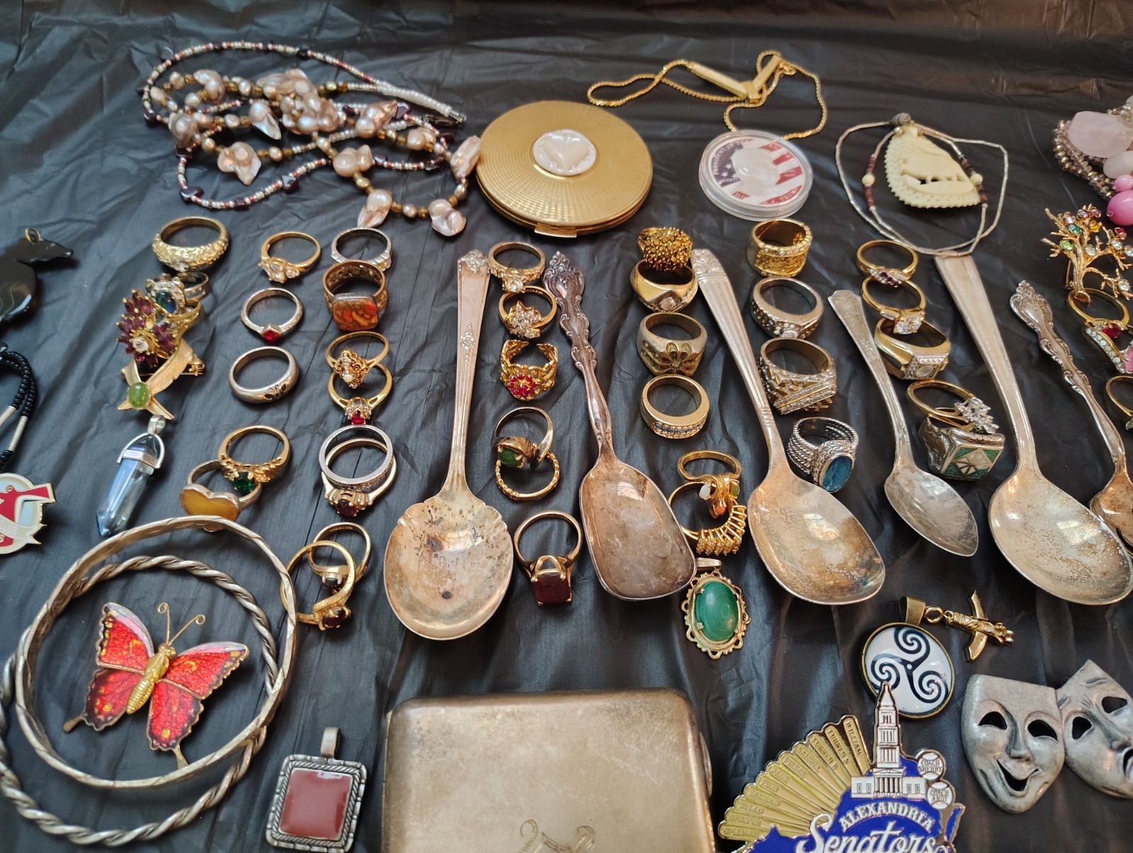 Beautiful Jewelry Lot 100+ Pieces Brooches Rings/Earrings +no gold no silver