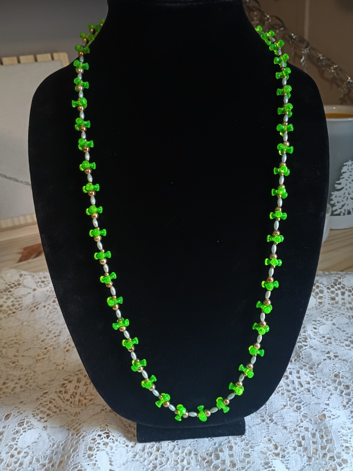 vintage Green Silver Bow-Shaped Beaded Necklace Plastic Metal 16in No Stone