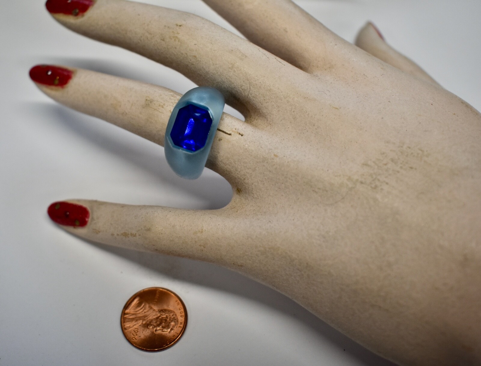 VINTAGE LIGHT PLASTIC RING WITH DARK BLUE GLASS STONE * SIZE 8 *NOS