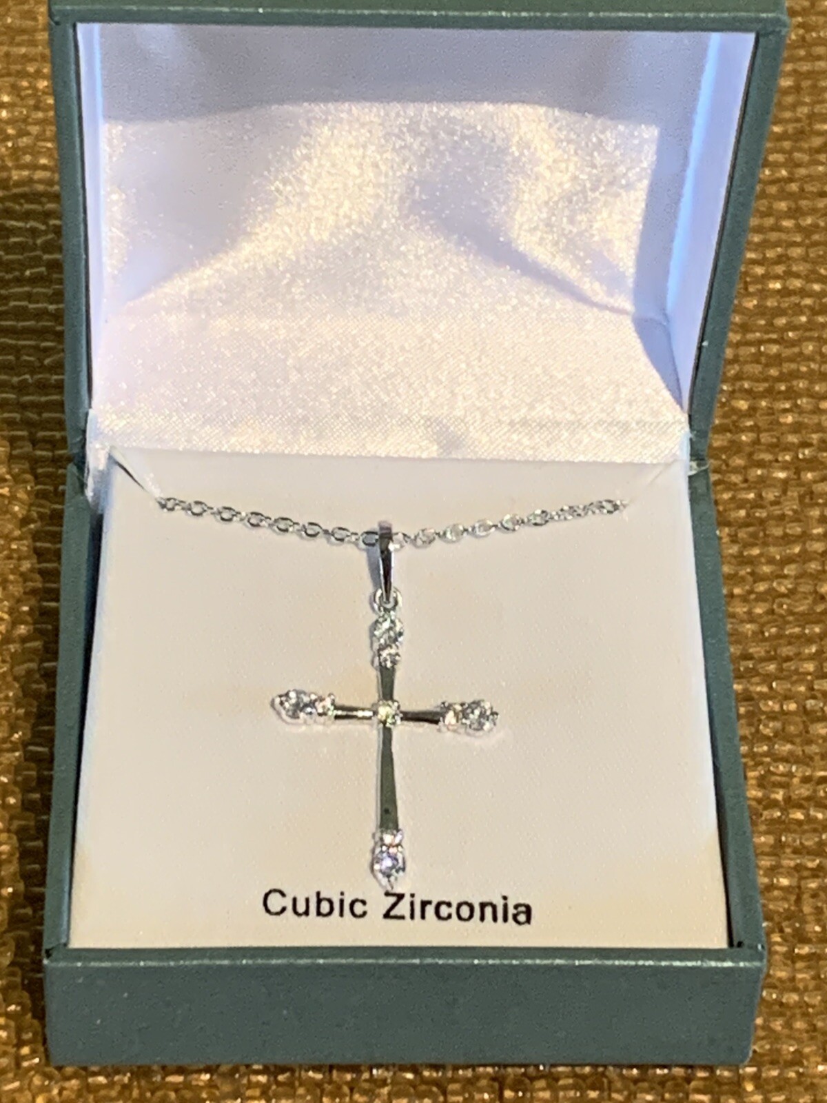 NEW WITHOUT TAGS SILVER TONE CUBIC ZIRCONIA CROSS NECKLACE 20” CHAIN