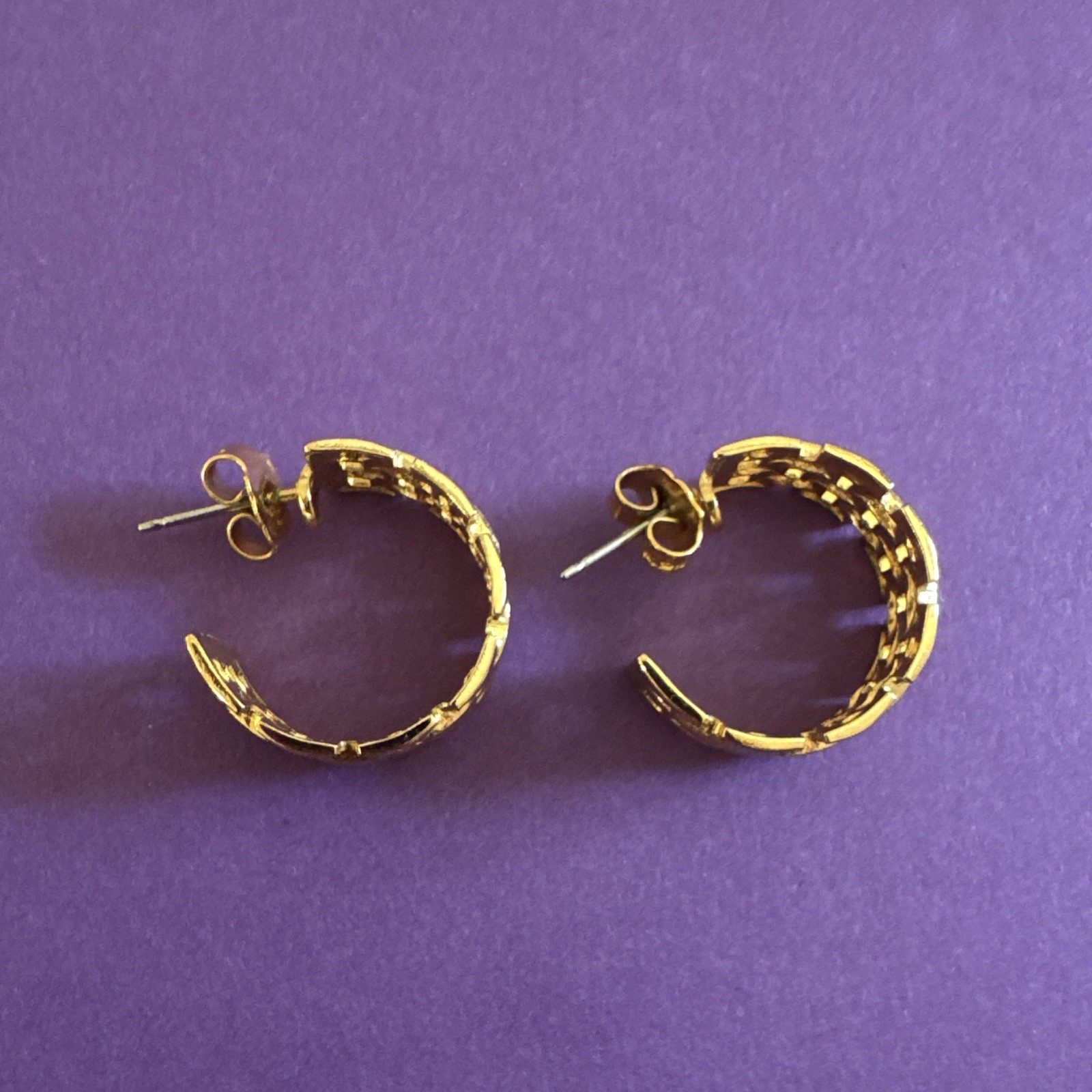 Gold Tone Textured Chunky Round Hoop Earrings Butterfly Back Metal No Stone
