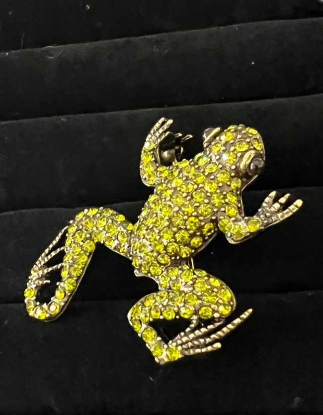 Heidi Daus Broocj Pin Kissing Frog Emerald Pavè Crystal Brooch Pin VINTAGE