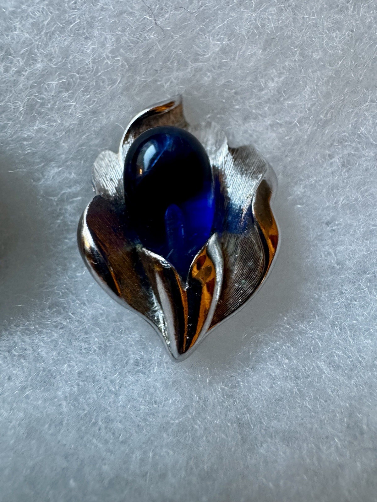 Vintage Crown Trifari Blue Glass Cabochon Leaf Clip On Earrings Silver Tone