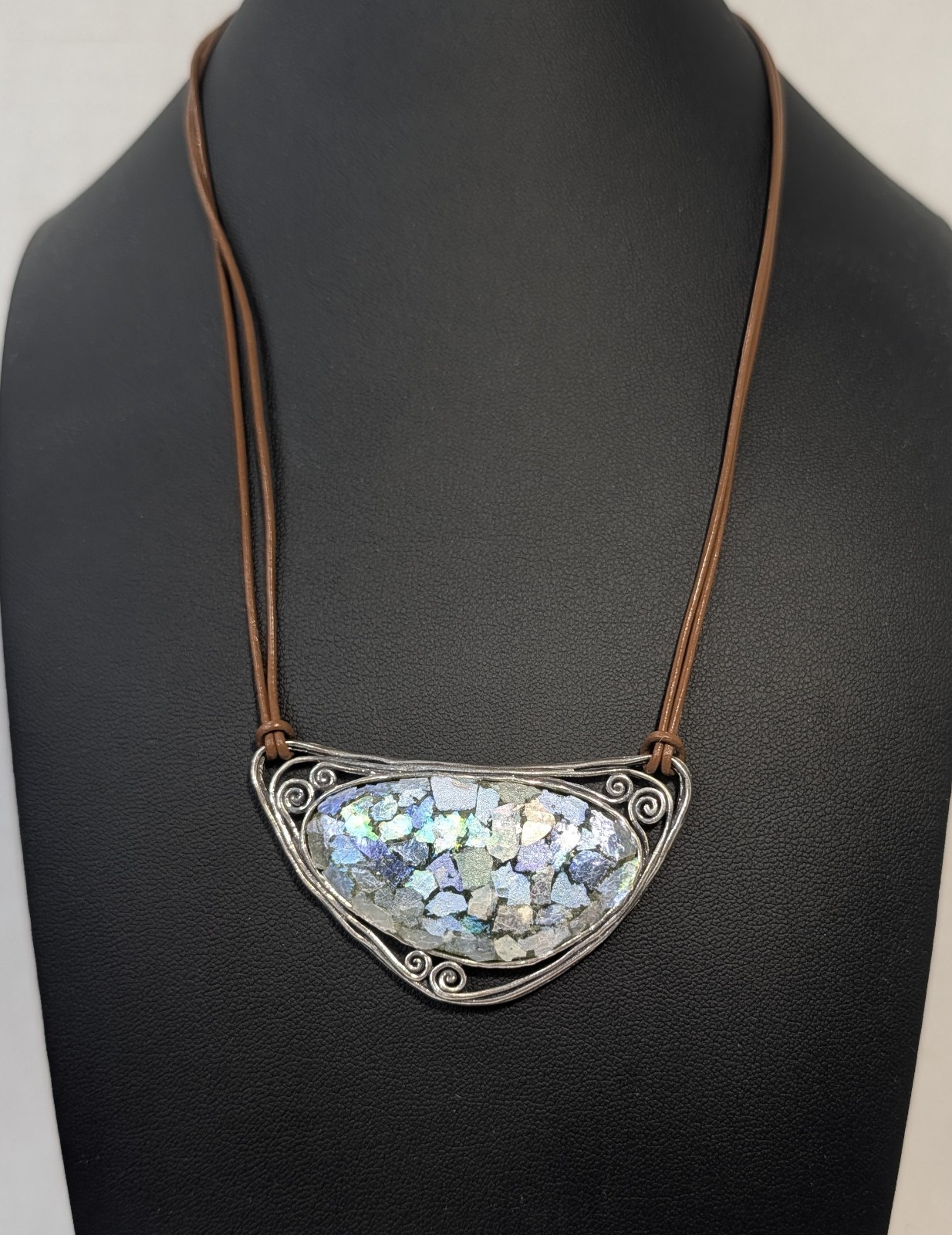 ** (NOS) Noa Zuman Freeform Roman Glass Leather Drop Necklace (~17g) AR-37