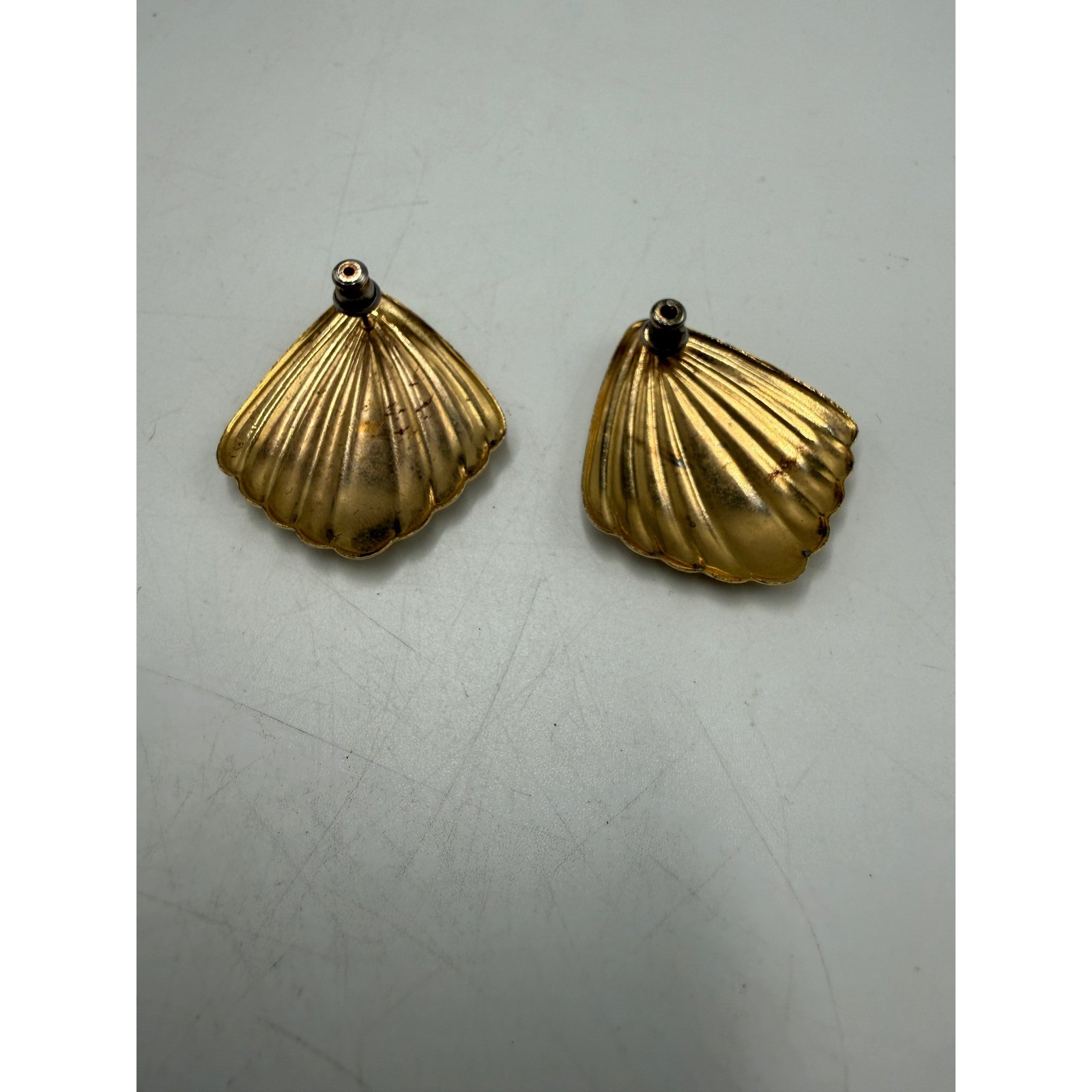Vintage Gold Tone Ribbed Scalloped Shell Statement Stud Post Earrings Coastal