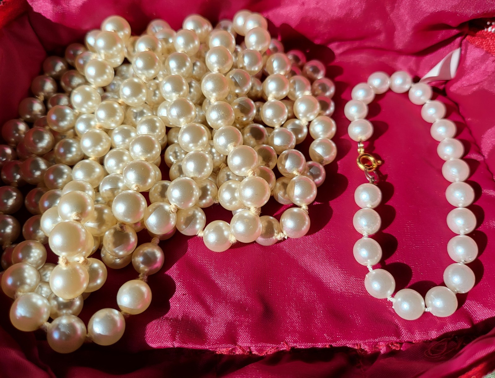 Beautiful Set of Man Made Pearl Necklace and Pearl Bracelet With Red Case