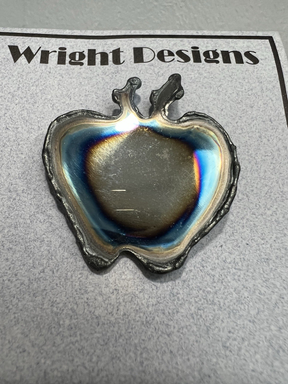 WRIGHT DESIGNS Metal Apple Brooch Pin NEW On Card 2 Scratches See Photo 7