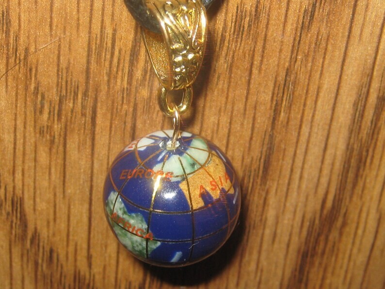 Vintage 20 mm GOLD Lapis Inlay Globe Gemstone Pendant Charm Necklace