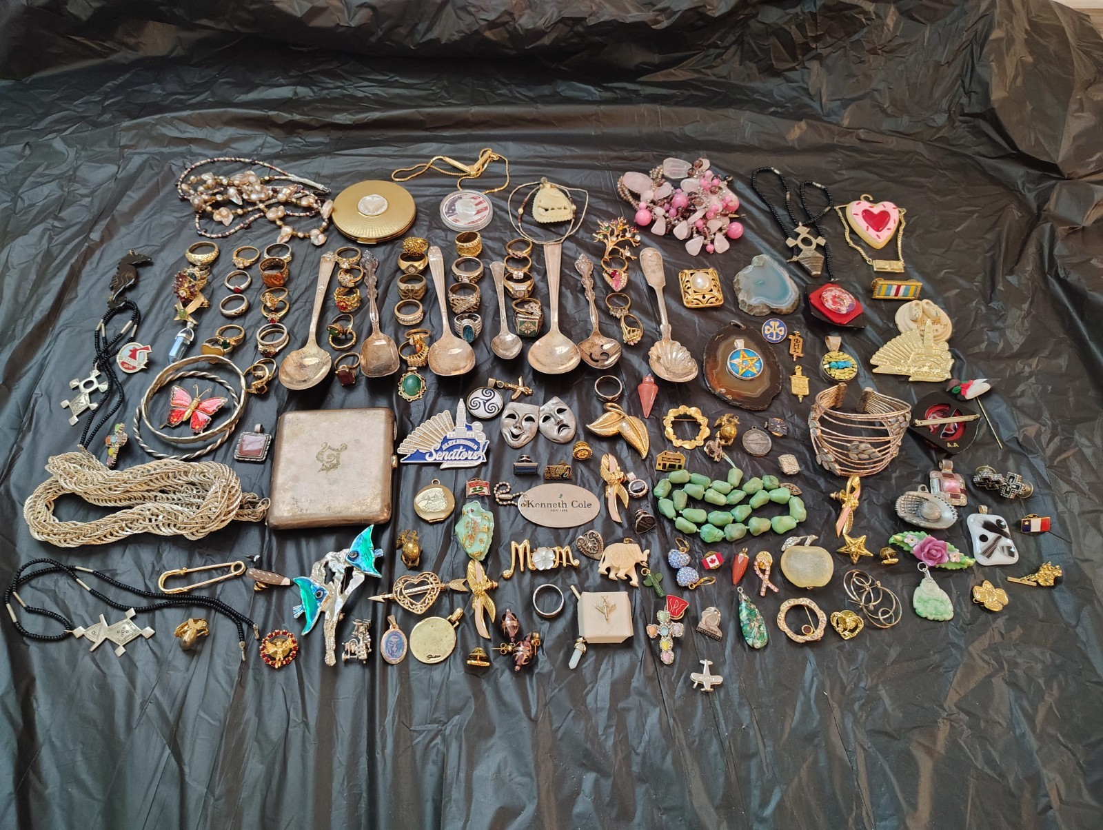 Beautiful Jewelry Lot 100+ Pieces Brooches Rings/Earrings +no gold no silver