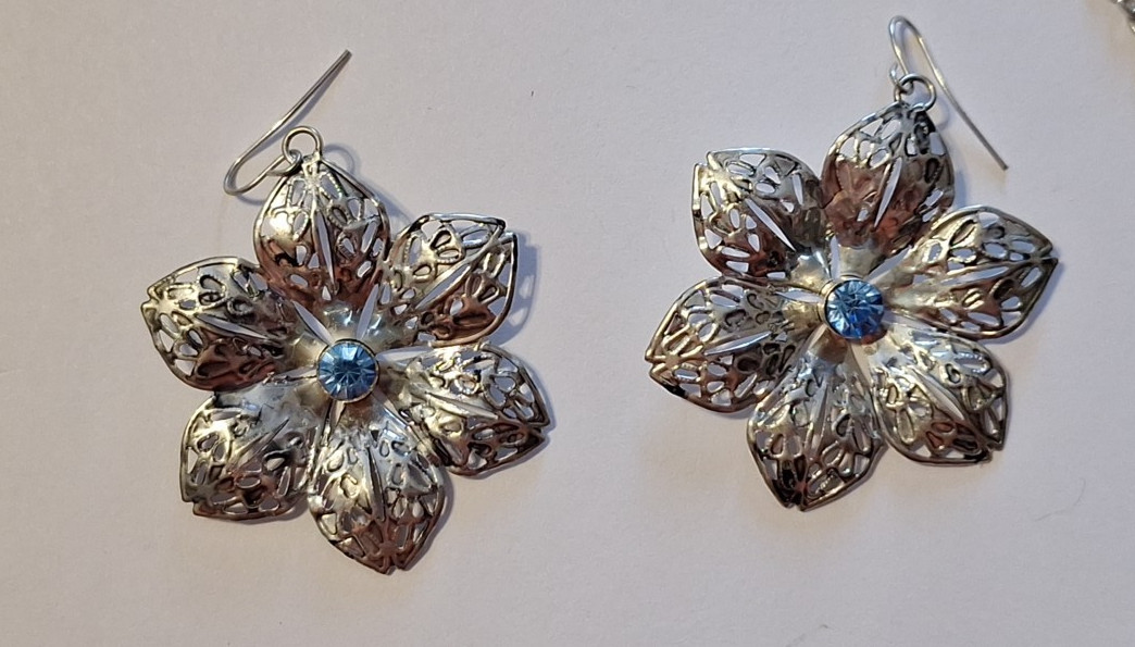 Silver Daylilies 16″ w/ 3″ ext Necklace and Earring Set