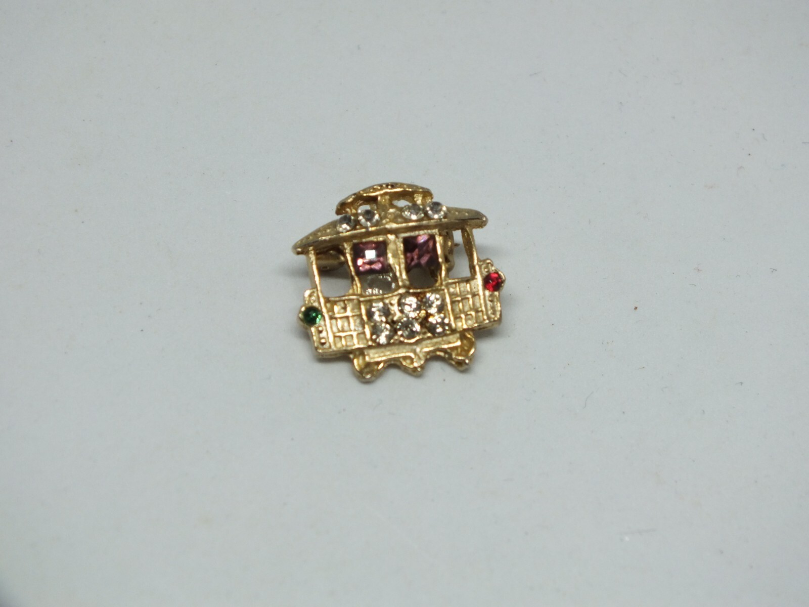 Beautiful Brooch Pin Gold Tone Cable car Colorful Rhinestones 3/4 x3/4″ CUTE