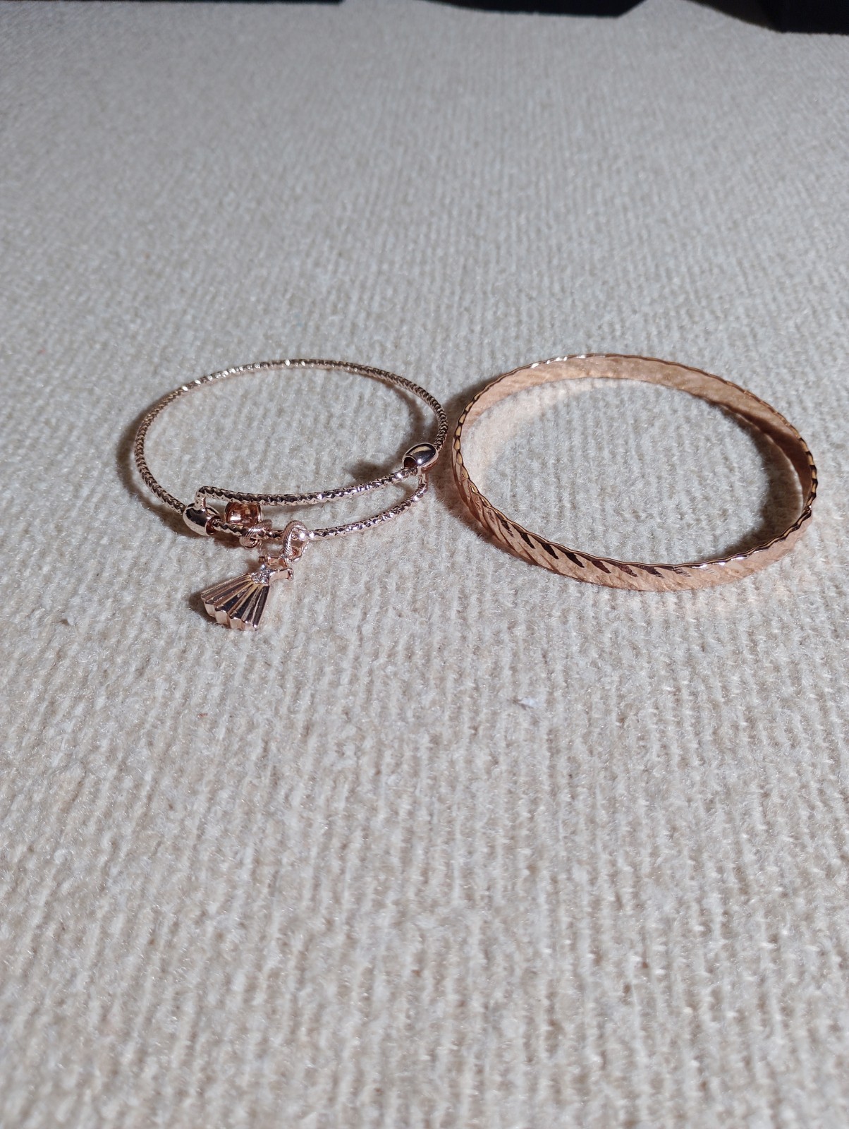 Unbranded Lady Gold Tone 3in Bangle Bracelets