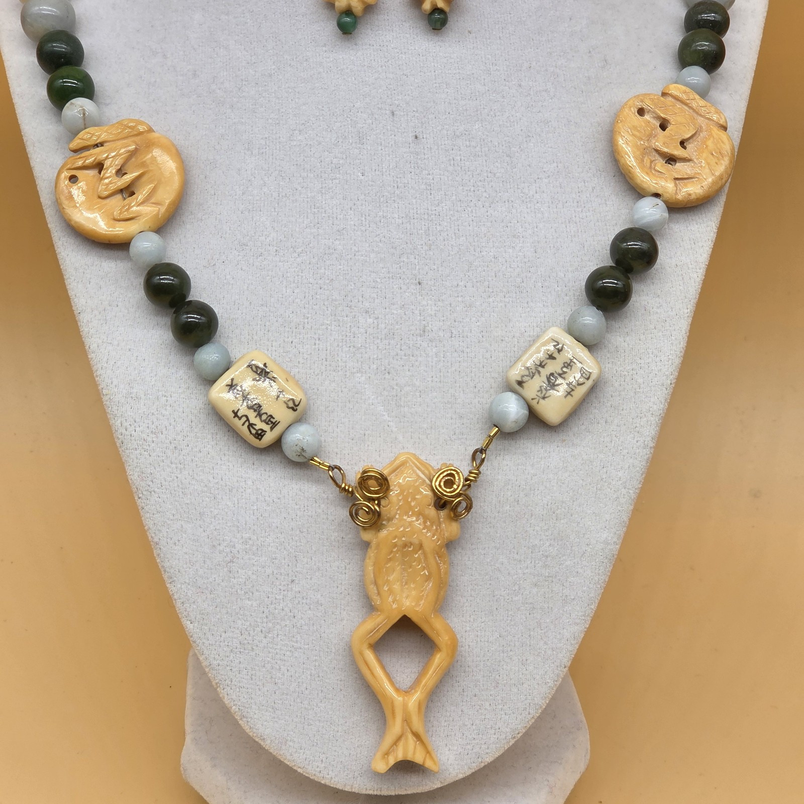 Carved Frog/Lizard/Alligator Reversible Jade/Agate Stone Necklace & Earrings