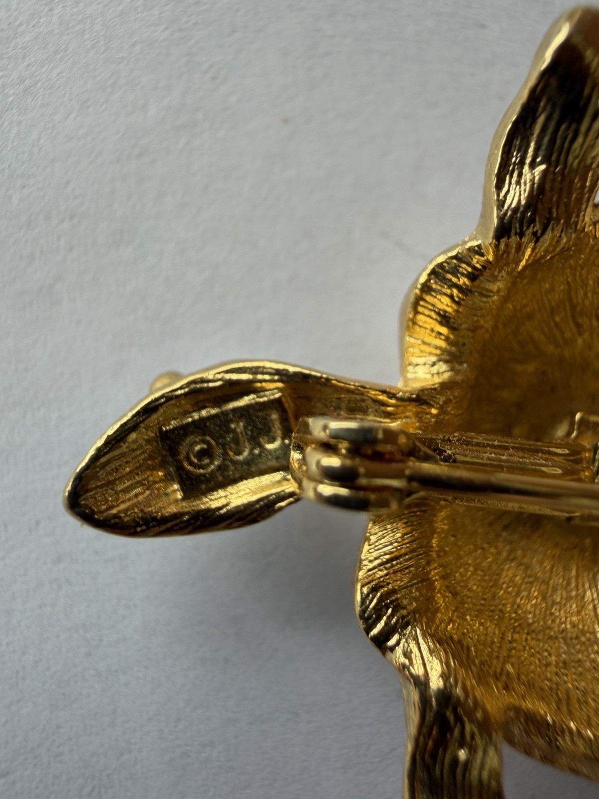 Signed JJ Jonette White Enamel Turtle Tortoise Brooch Pin Gold Tone Vintage