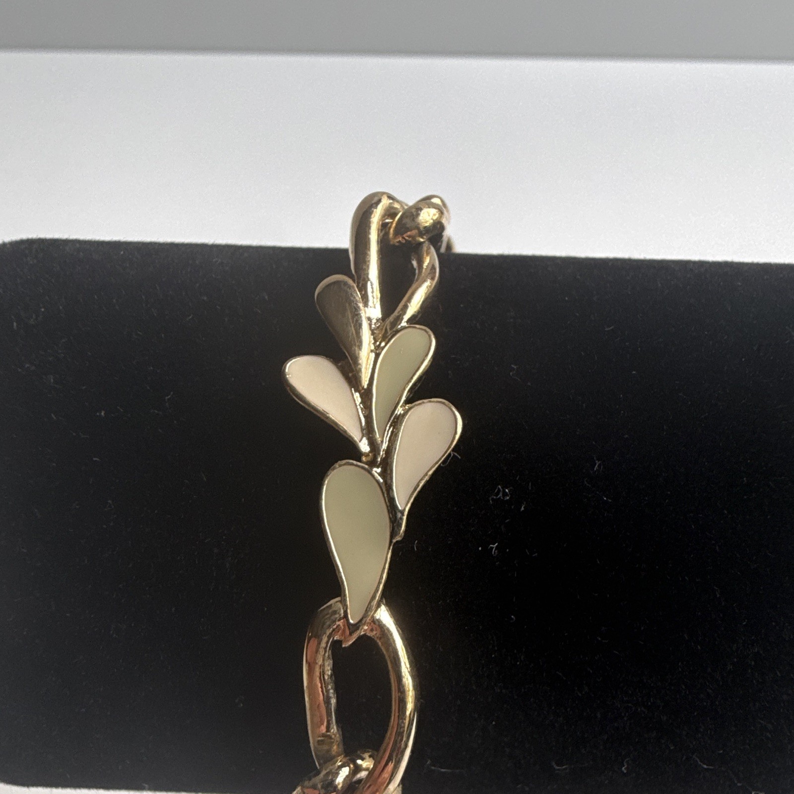 Vintage Trifari Gold Tone 7” Oval Link Chain Bracelet w/ Leaf Charms