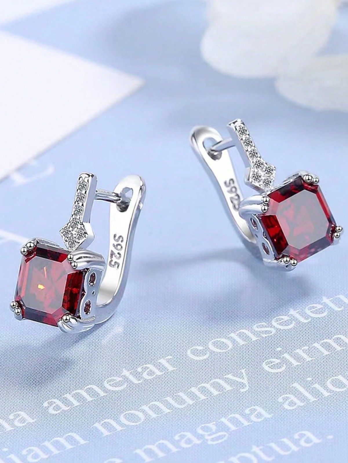 Elegant silver earrings, ideal for everyday wear and special occasions.