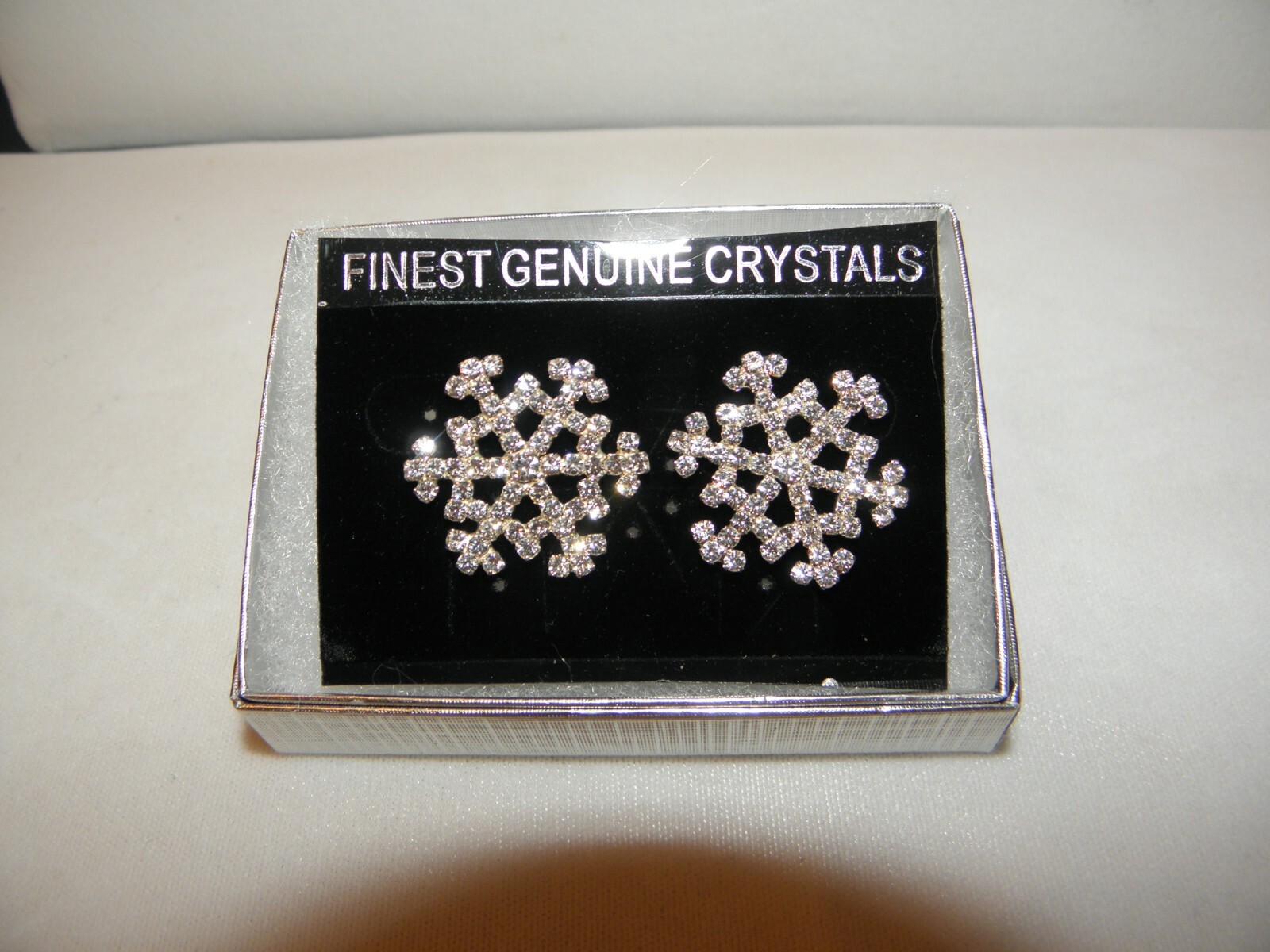 SNOWFLAKE EARRINGS AUSTRIAN CRYSTAL WEAR ALL WINTER WEDDING / CHRISTMAS GIFT