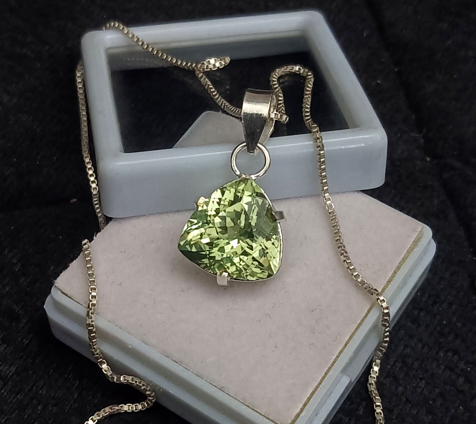 Natural Green Sapphire 19.85 Ct Gemstone 925 Silver Pendant Necklace Chain