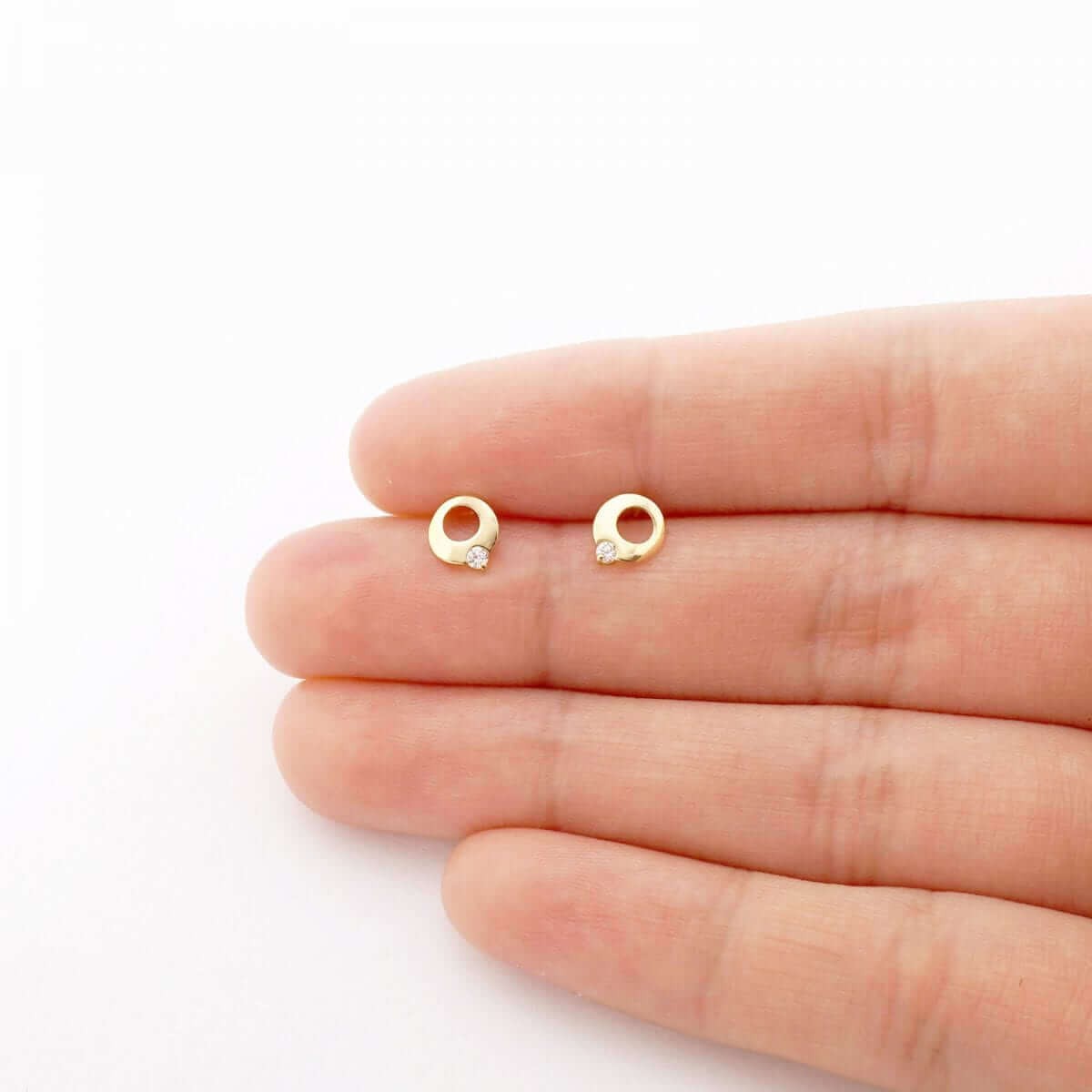 14K Gold Zircon White Gemstone Open Circle Screw Back Stud Earrings 7mm