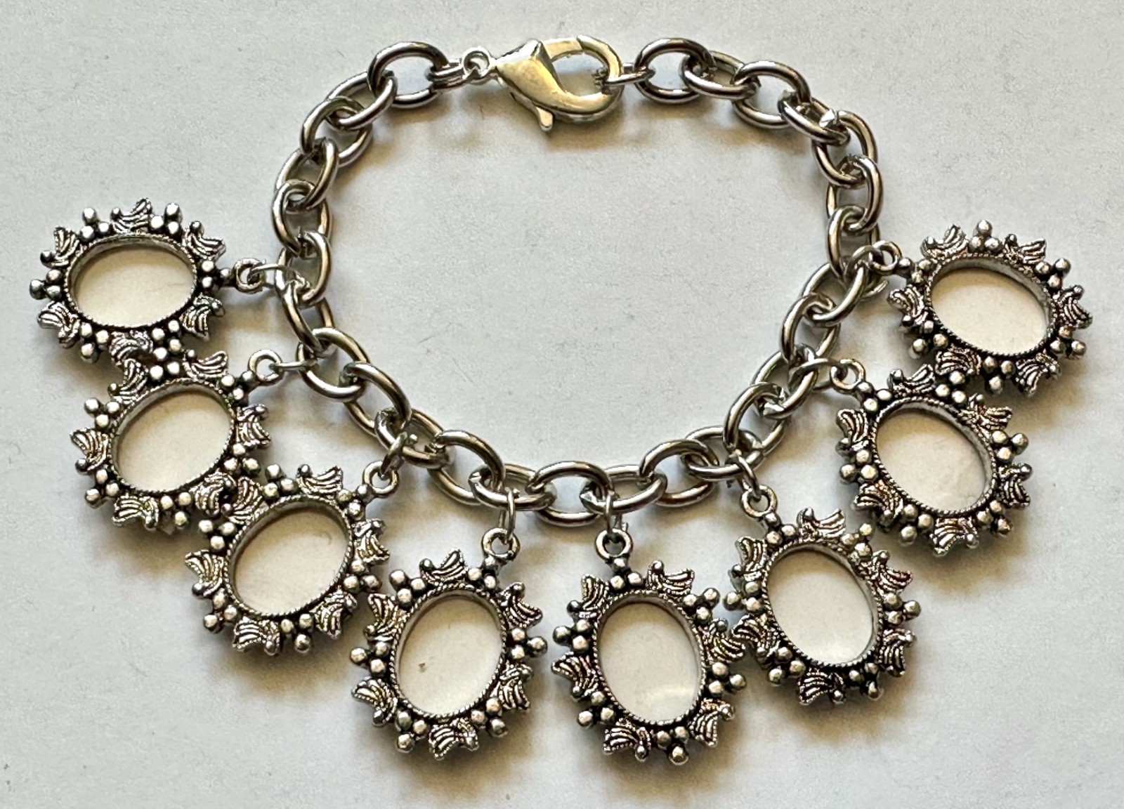 PHOTO PICTURE OVAL FRAME SILVER METAL 1″ CHARM 8 CHARM BRACELET 7 – 8″