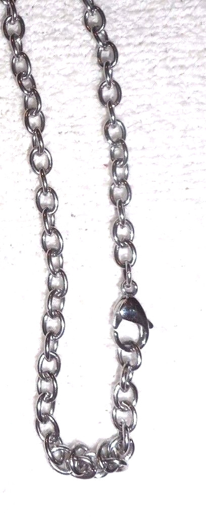 Hammered metal Necklace Oval Pendant 20″ Chain 3″ long Pendant Boxed