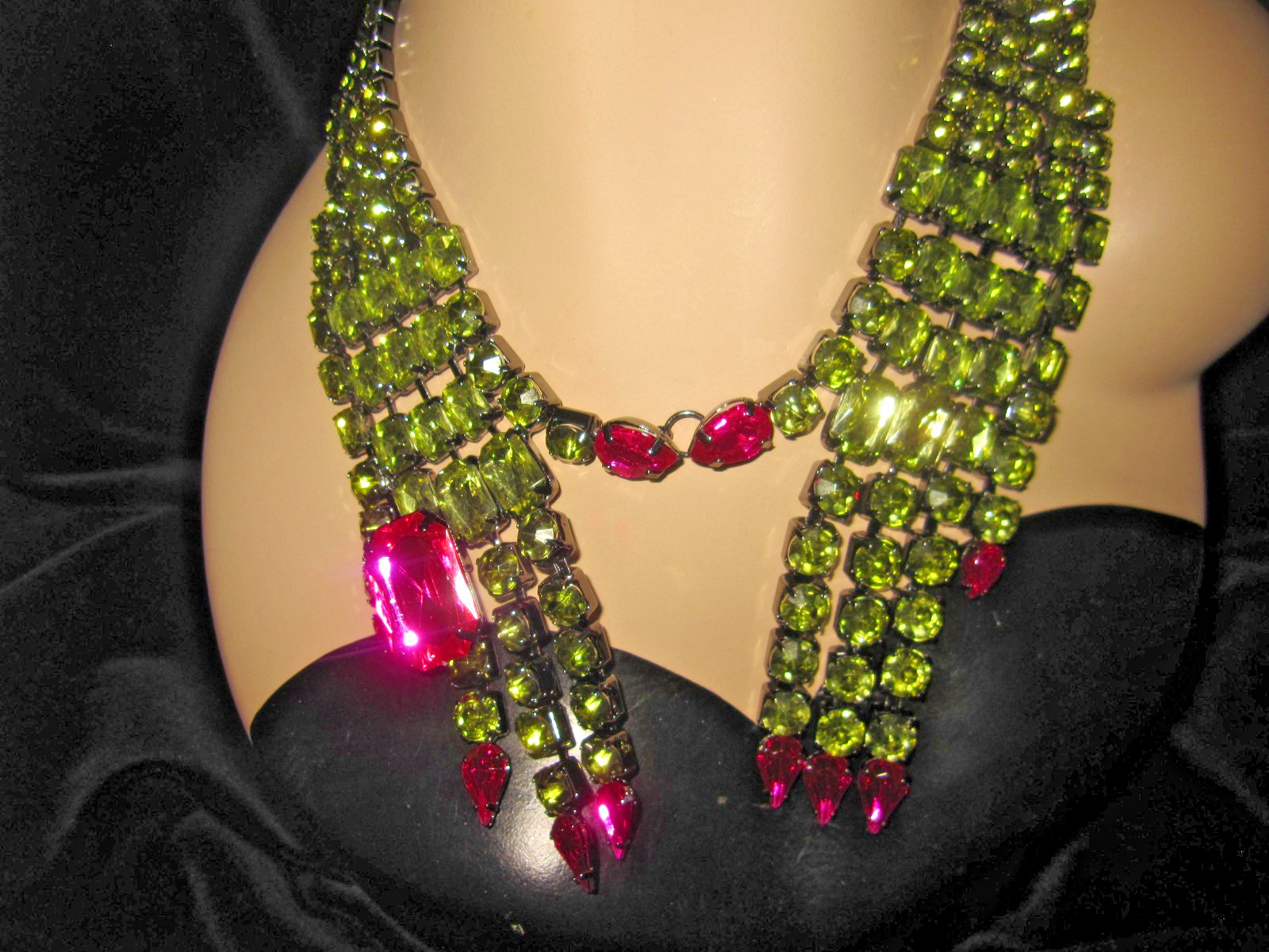 BETSEY JOHNSON GREEN BLING WITCH HANDS STATEMENT NECKLACE