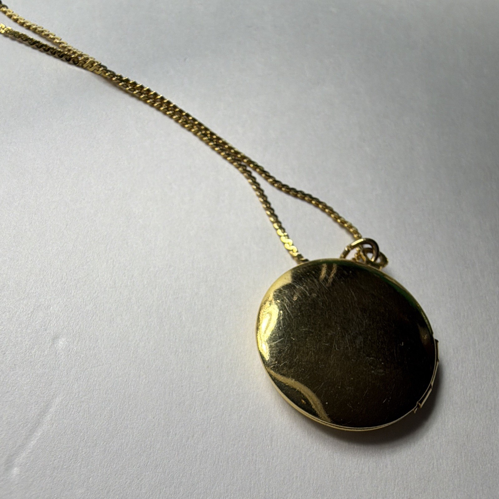 Gold Tone Round Floral Photo Locket Pendant Necklace Rope Chain Lobster
