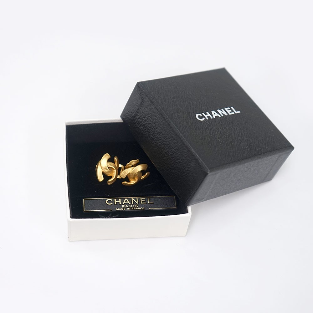 CHANEL CC Logos Vintage Clip-On Earrings Gold Tone 00T Auth w/Box #8313