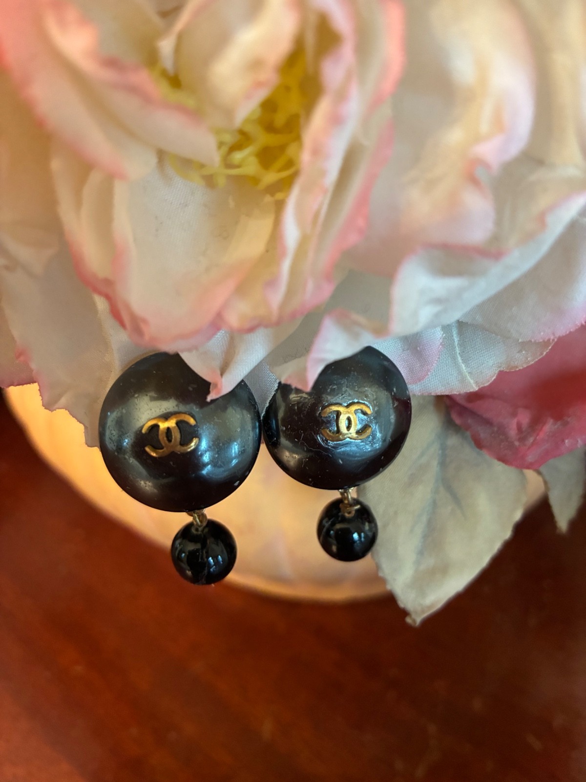 AUTHENTIC VINTAGE BLACK CHANEL EARRINGS CC LOGO IN GOLD CLIP ONS