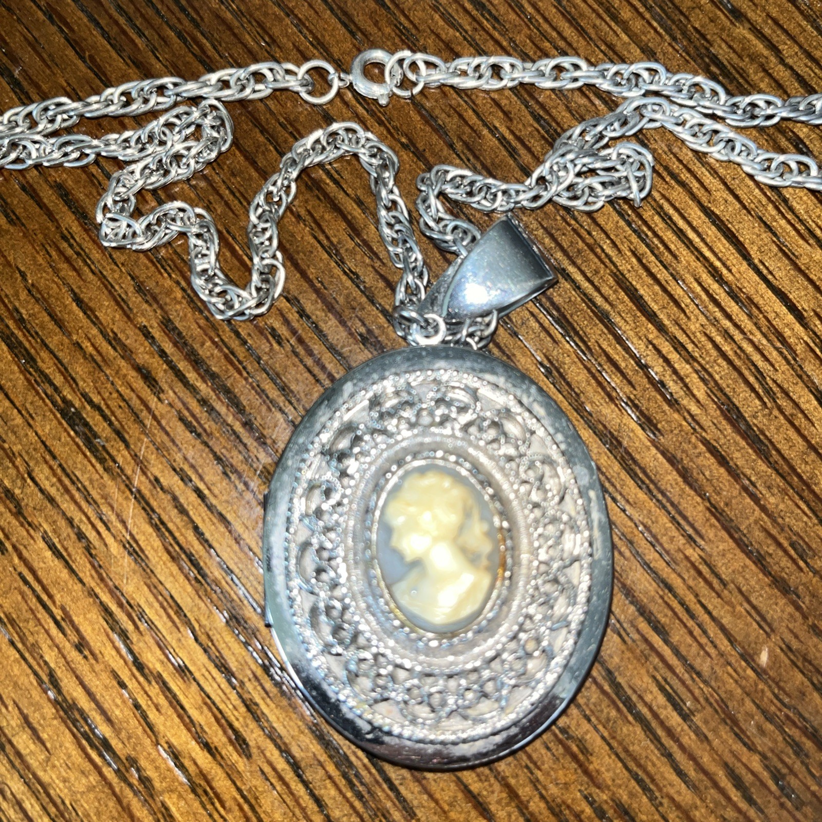 Vintage Left facing cameo locket necklace Gorgeous w/case Cleveland Ohio