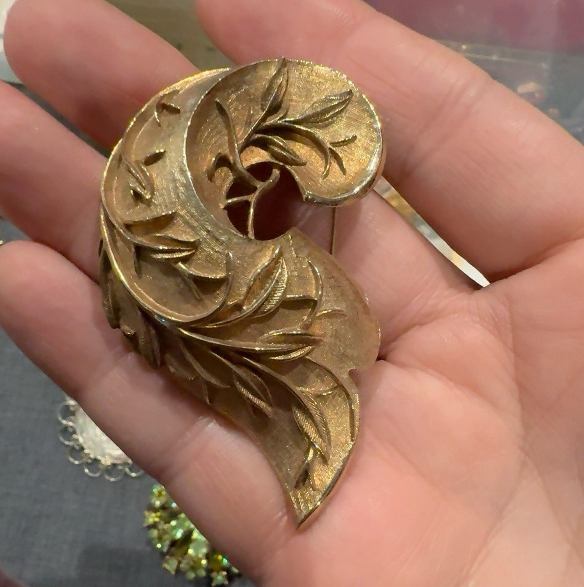 Gold Tone Metal Leaf Swirl Floral Brooch Pin, Flowers & Plants Theme, No Stone