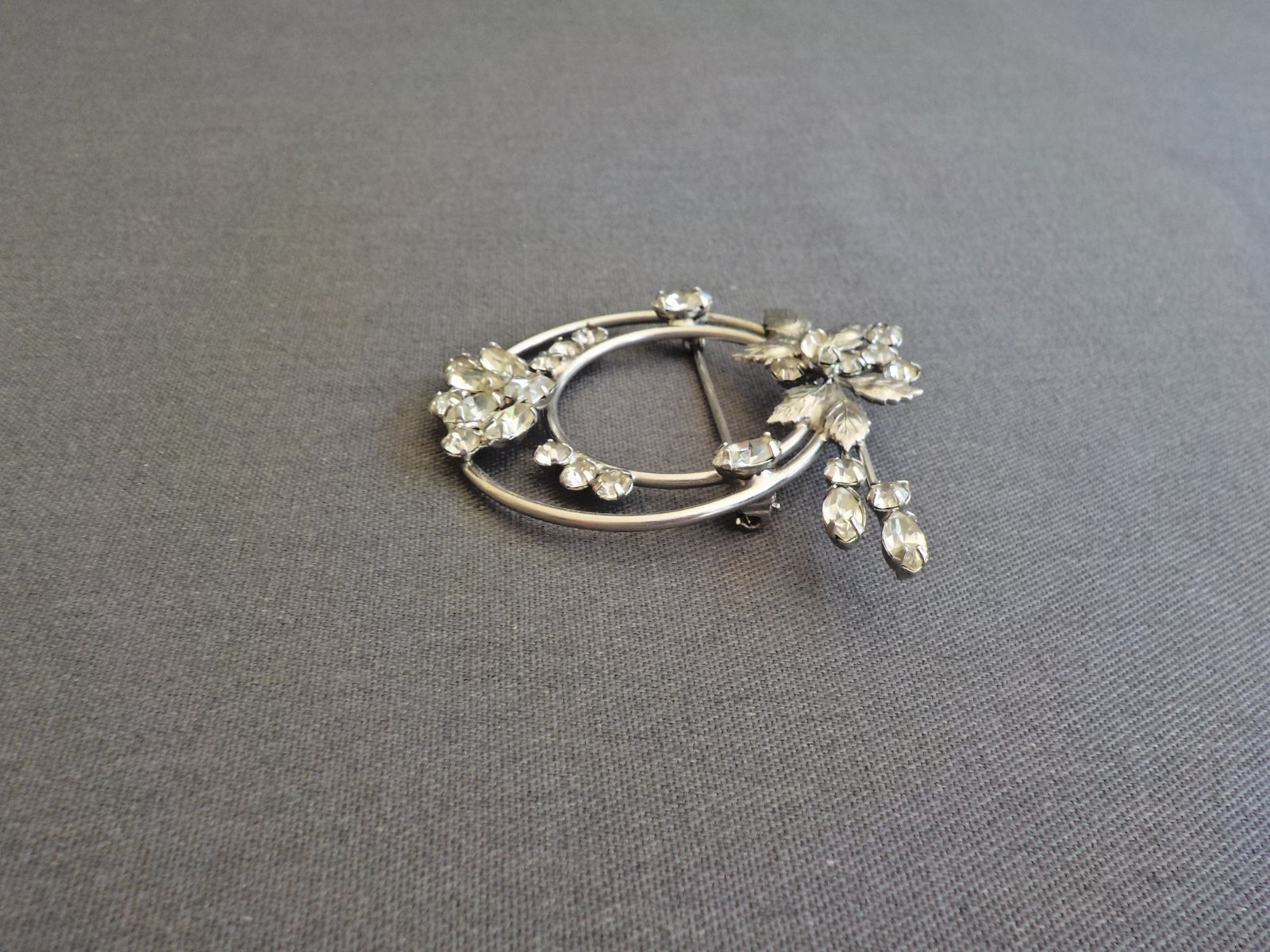 Double Loop Round Leaf Brooch Pin Pronged Clear Rhinestone Silver Tone Metal