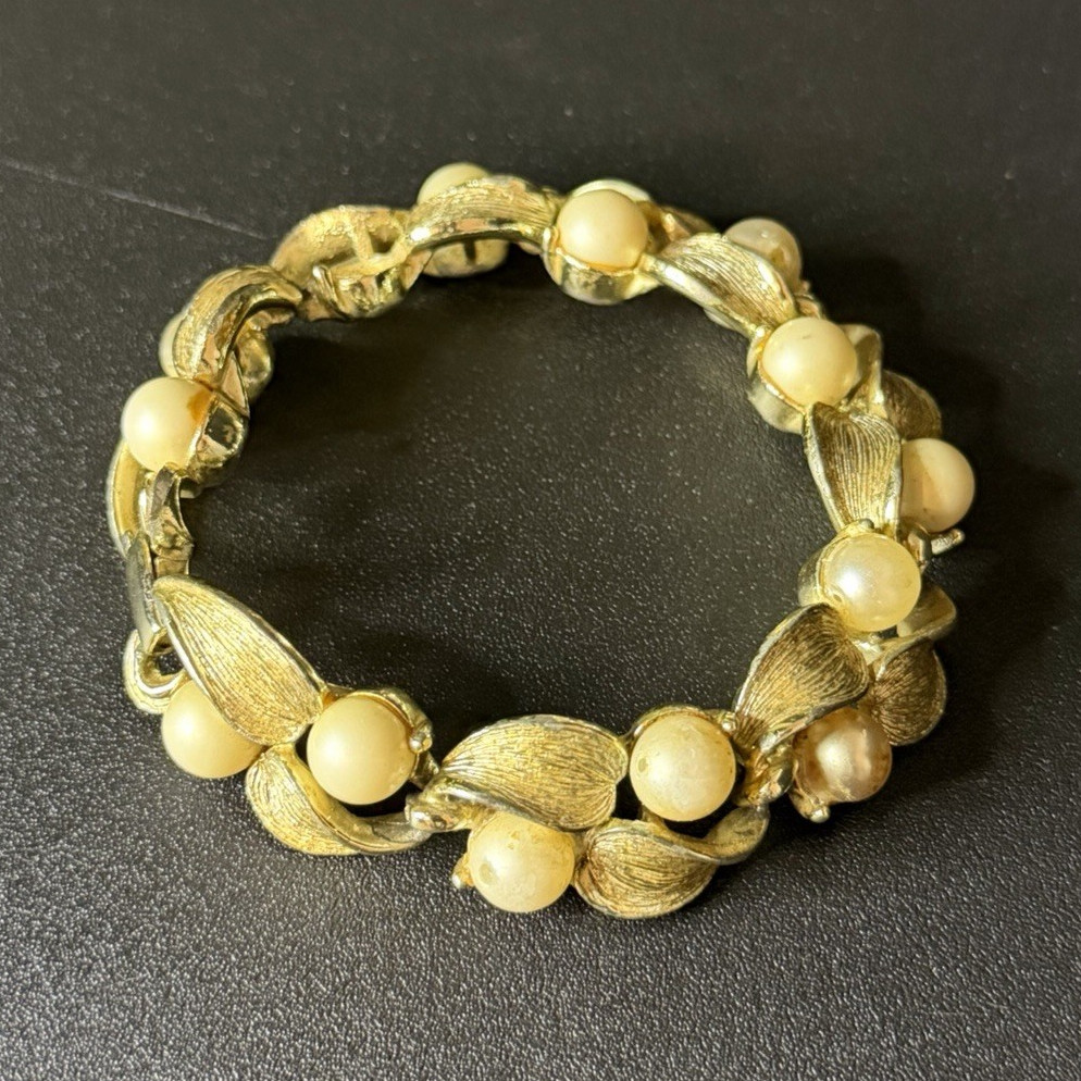 Vintage Lisner Signed Gold Tone Leaf Oval Link Bracelet w Simulated Cream Pearls