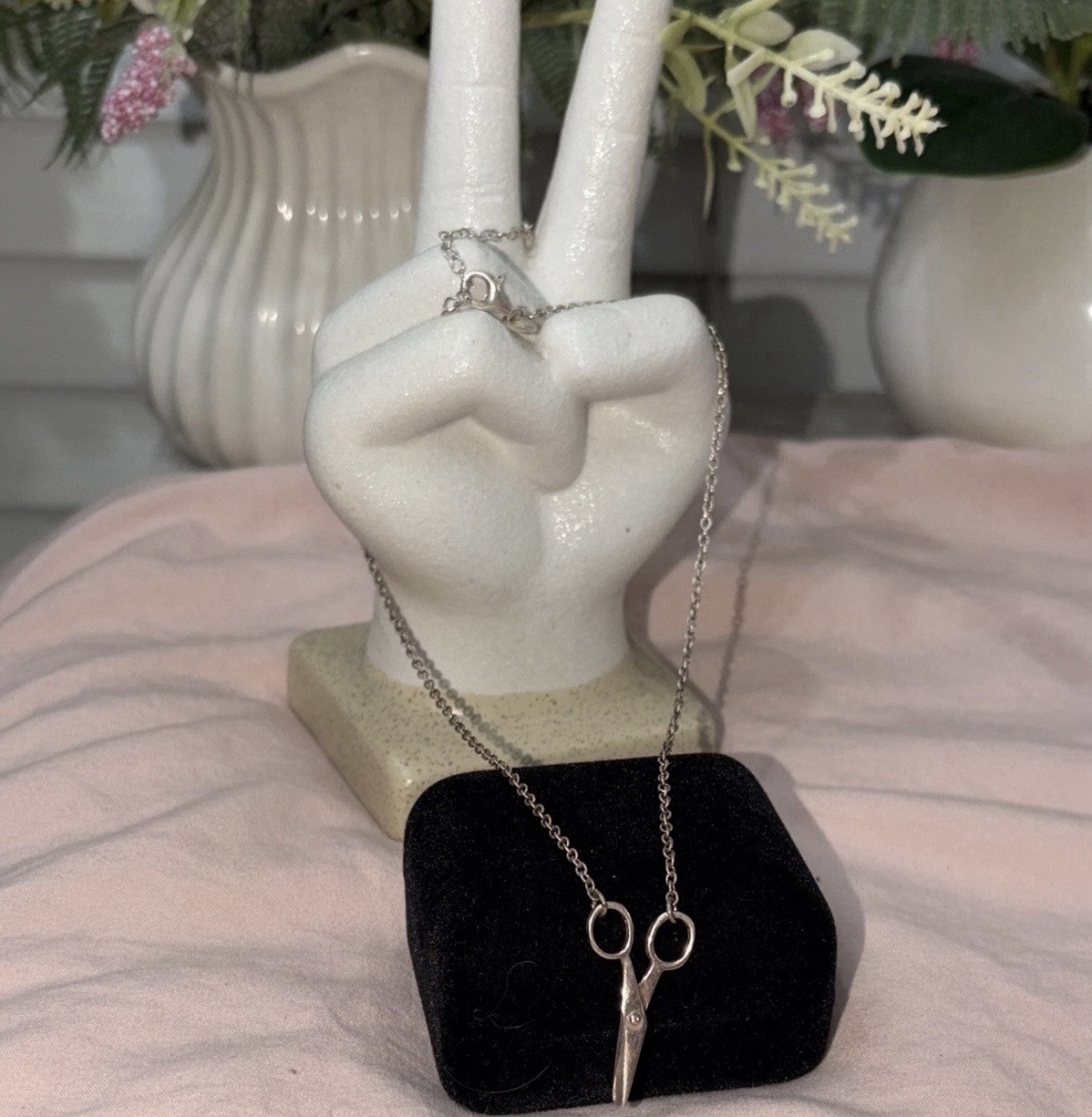 Sterling silver 925 Italy chain with a ✂️pendant.