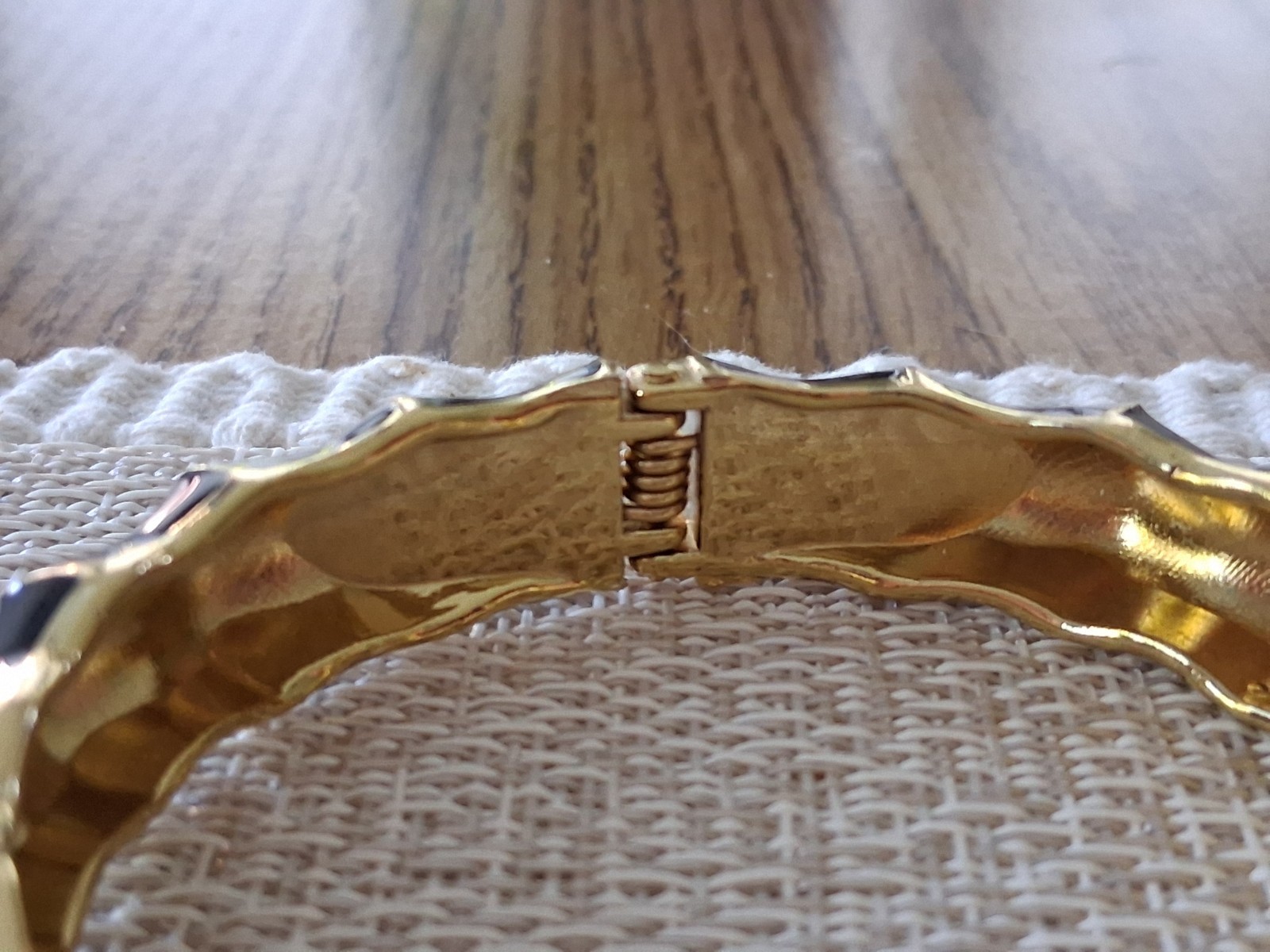 SEQUIN BLACK ENAMEL RIBBED BAMBOO GOLD HINGED BANGLE BRACELET UNSIGNED