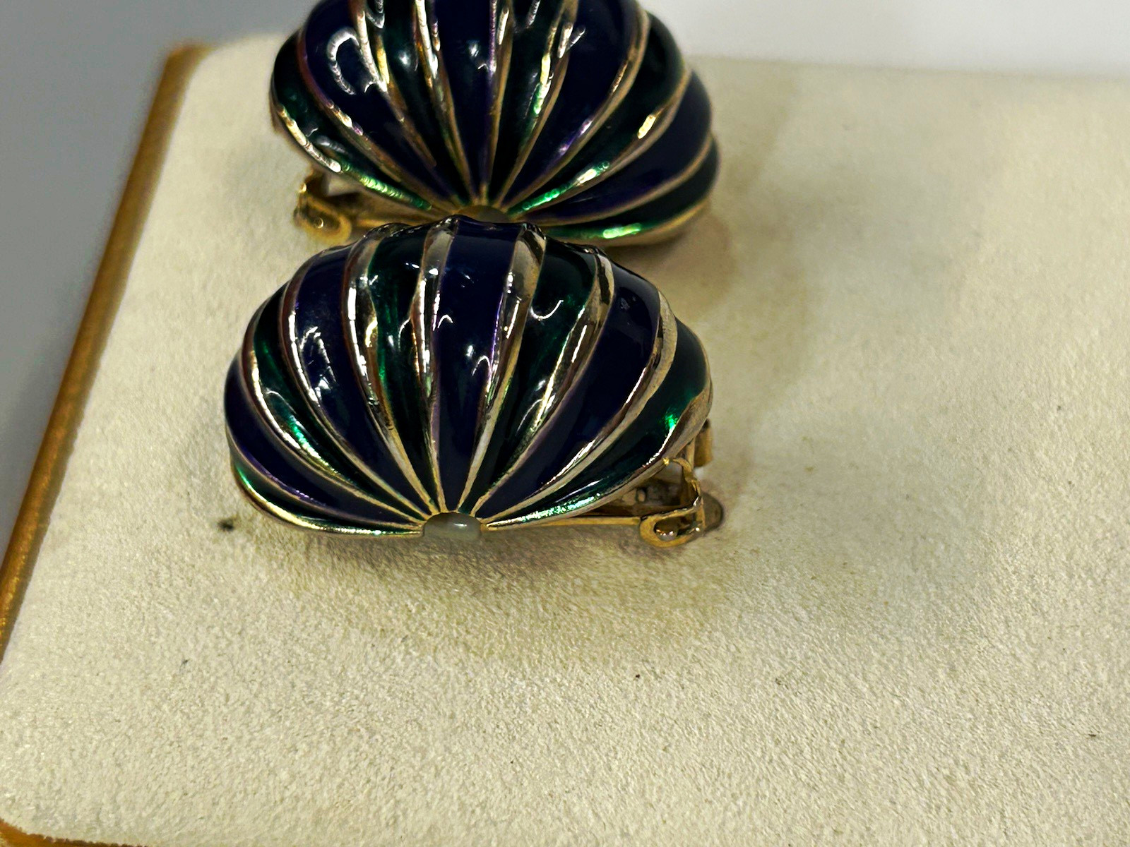Beautiful 80’s Gold Tone Oval Blue Green Enamel Clip-On Earrings lightweight