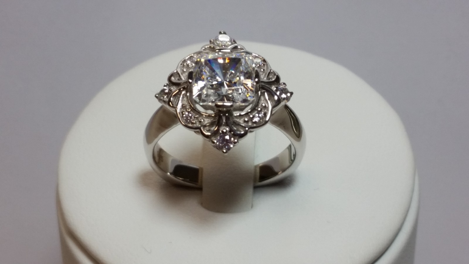 Beautiful 2 Carat Princess & Round Clear CZ Scalloped Accent Ring Silver Size 7