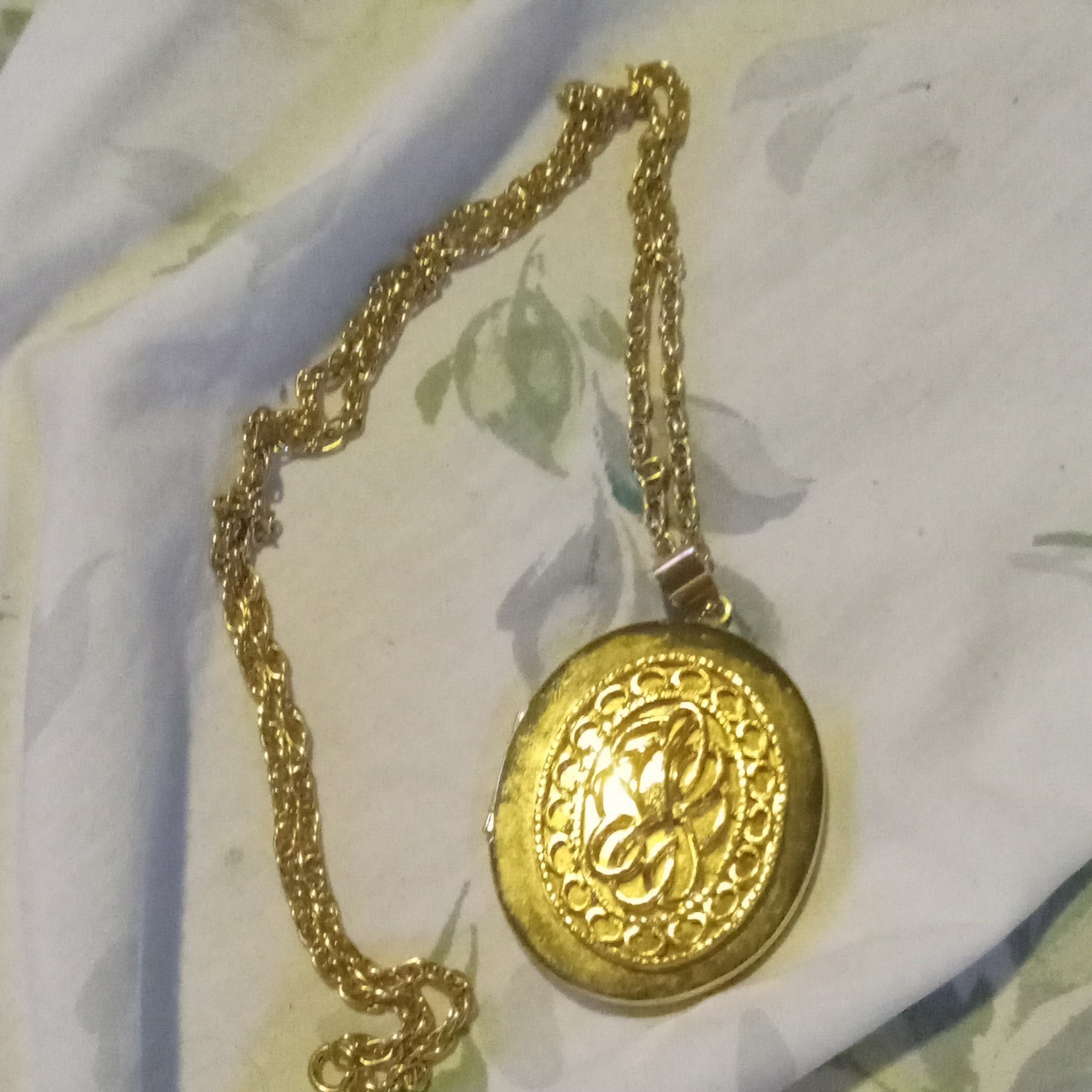 Vintage Gold Tone Oval Photo Locket Pendant Necklace Rope Chain Monogram Metal
