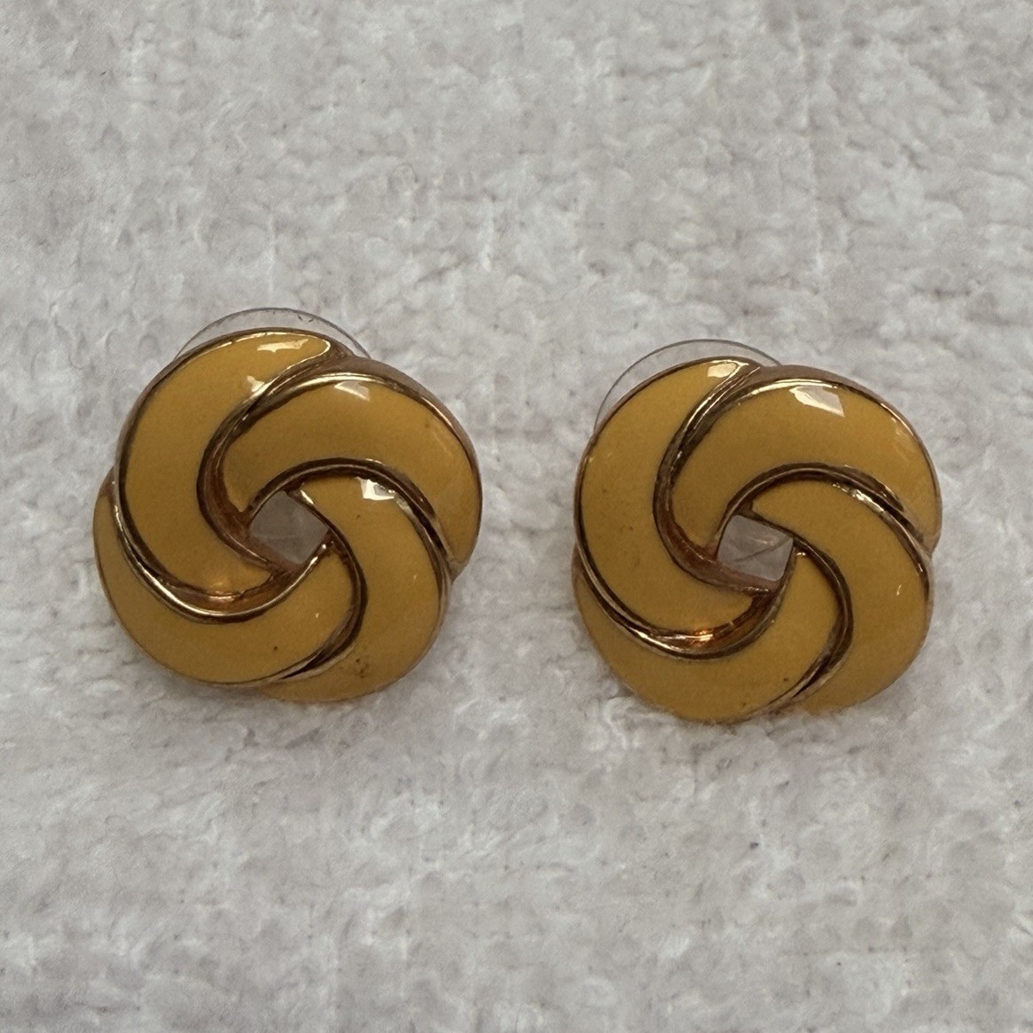 Vintage Gold Tone & Mustard Yellow Enamel Swirl Knot Stud Earrings Retro Stateme