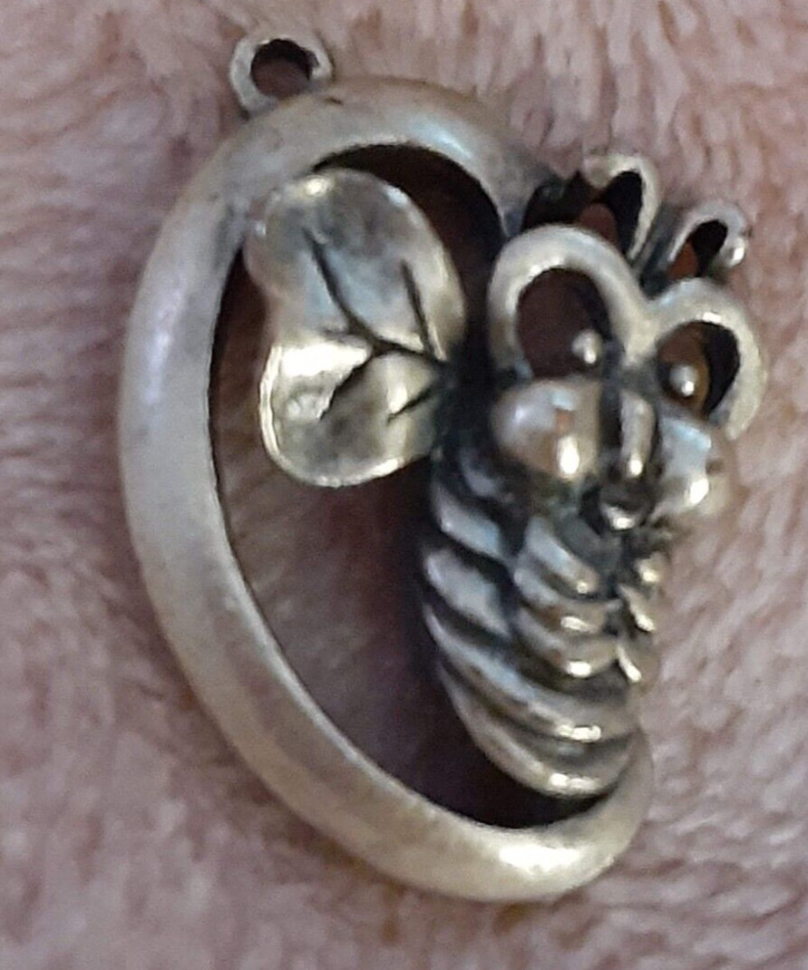 Tiny 1″ pewter? bumble bee pendant nature needs jump ring