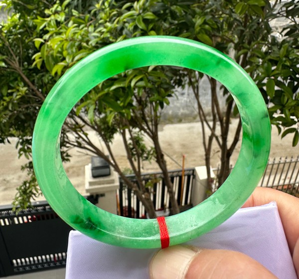 Grade A Natural Green Jadeite Bangle Icy Vivid Green Fine Jewelry Bracelet 59mm